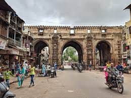 Teen darwaja
